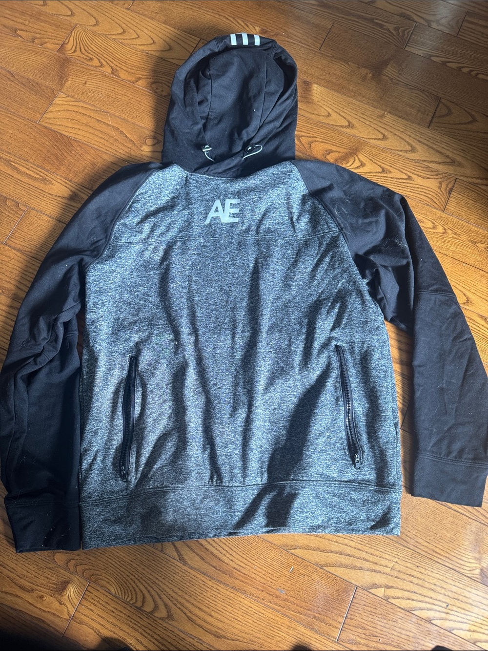 American Eagle Outfitters Men’s Gray & Black Hooded Lightweight Pullover